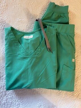 ReSurge bright Green Scrub Set - Women’s size 2x sold